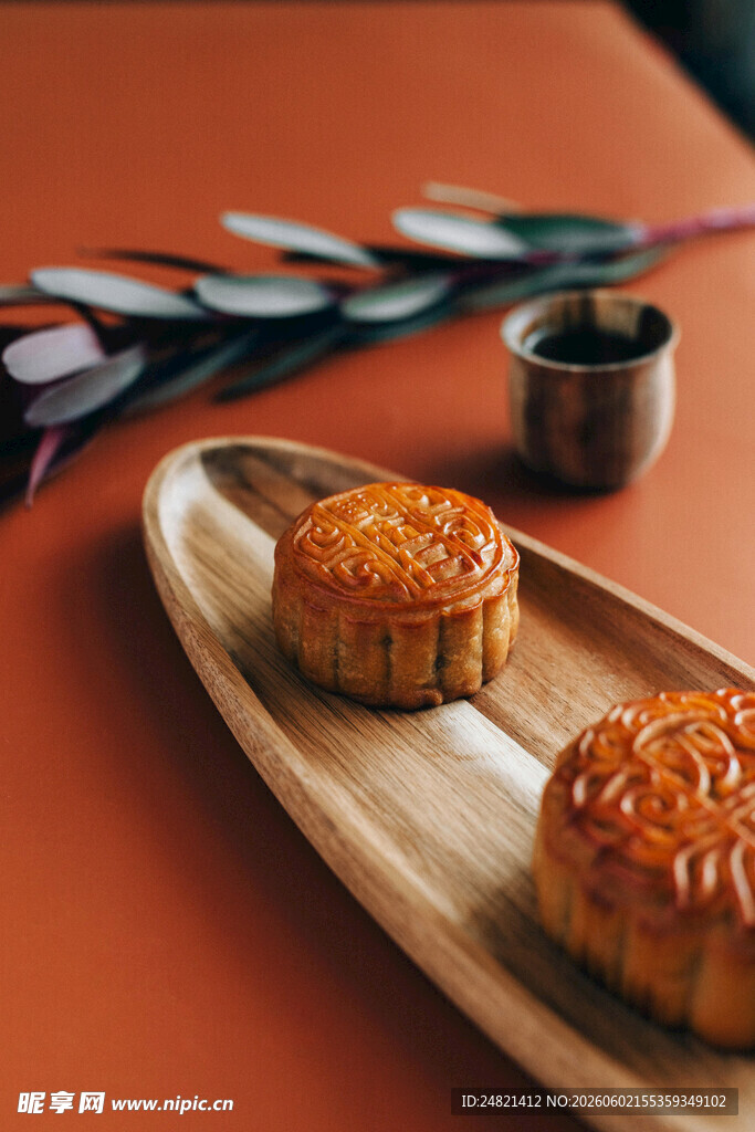 传统中式月饼置于木盘上