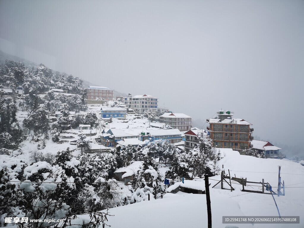 雪覆小镇美景