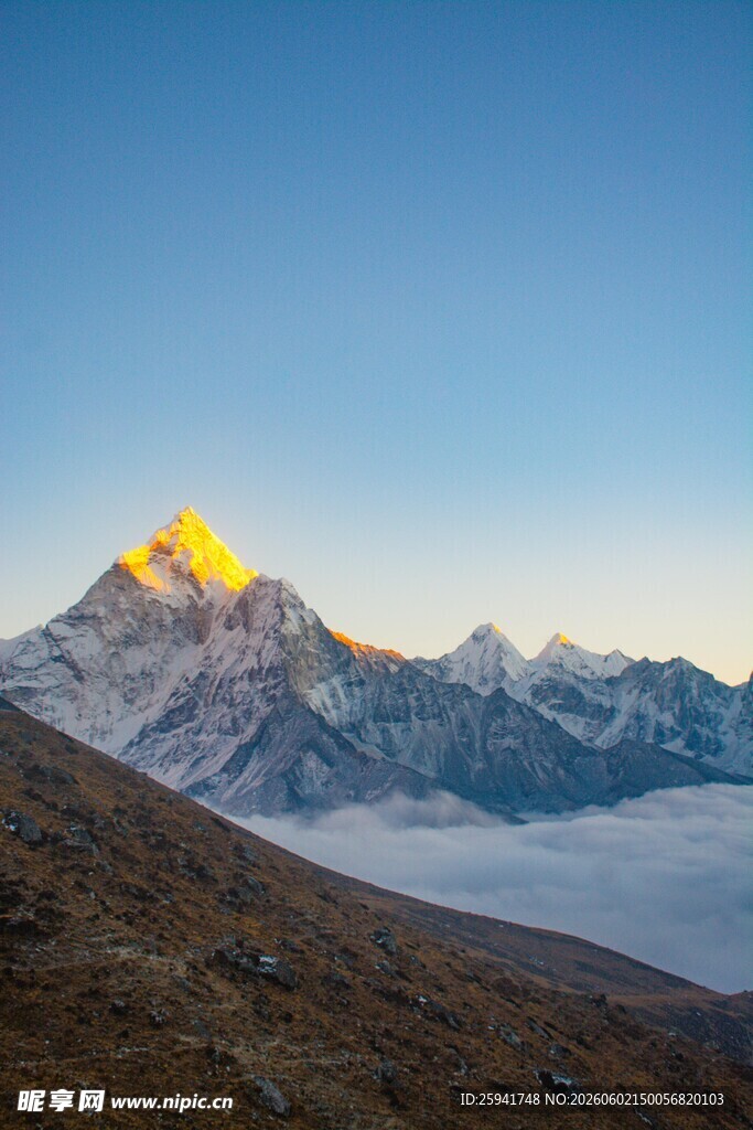 雪山日出美景