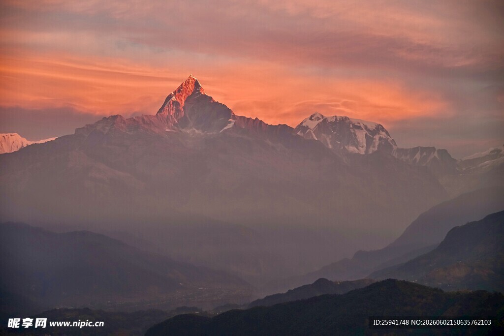 壮丽晚霞下的巍峨山峰