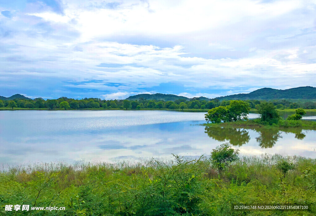 宁静湖畔自然风光美景
