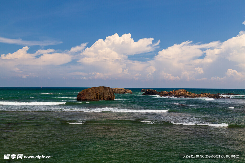 海边礁石与翻涌海浪美景