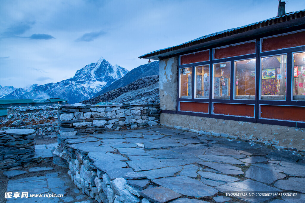 山间小屋与远处壮丽雪山