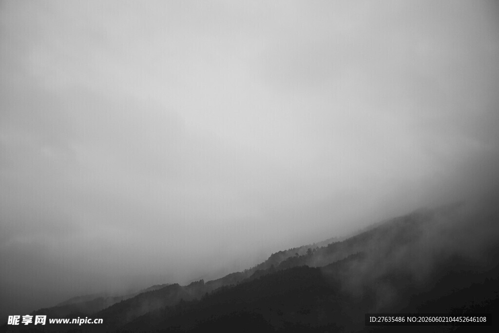 云雾缭绕的山峦