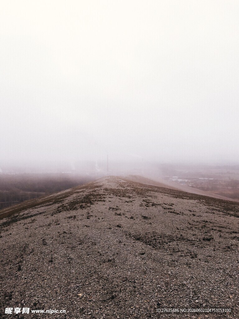 雾中荒野山丘景观