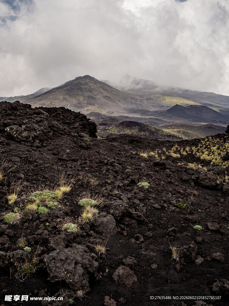 火山地貌景观云雾缭绕