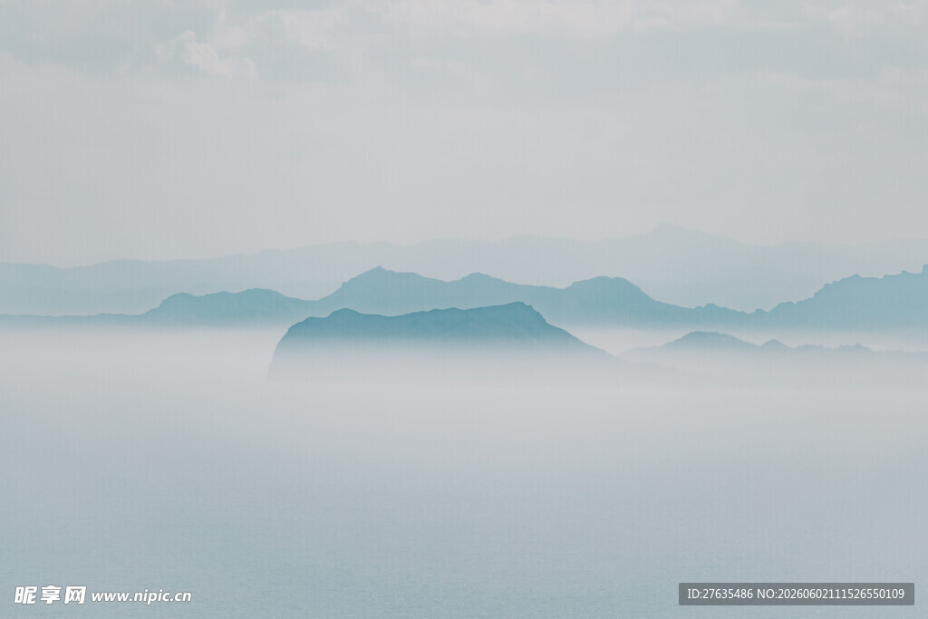 云雾缭绕中的山峦美景