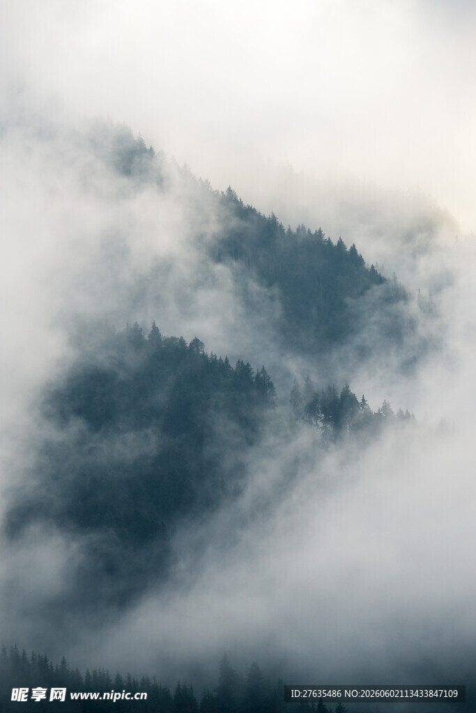 山间云雾缭绕的朦胧美景