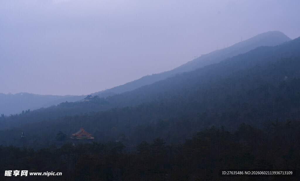 雾霭山林景观