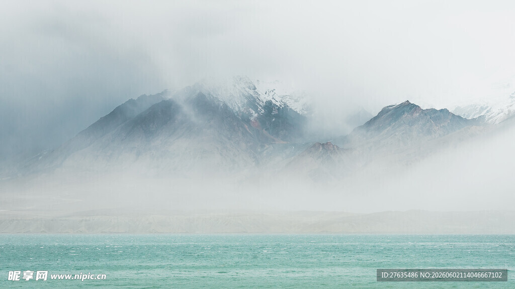云雾缭绕的山海景观