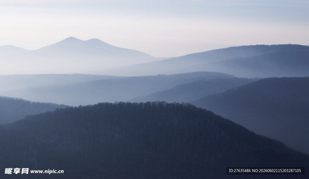 雾霭中的层叠山峦