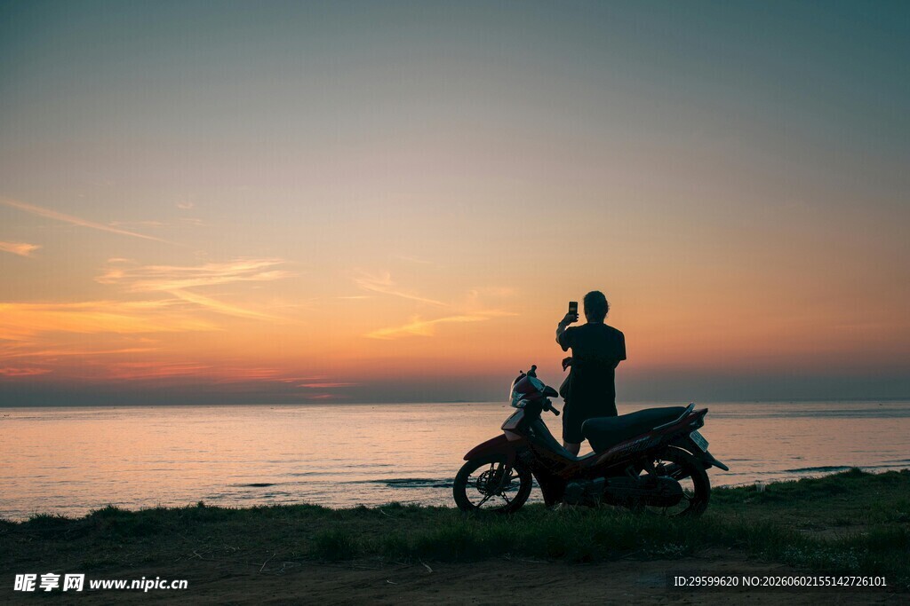 夕阳下摩托旁的浪漫身影