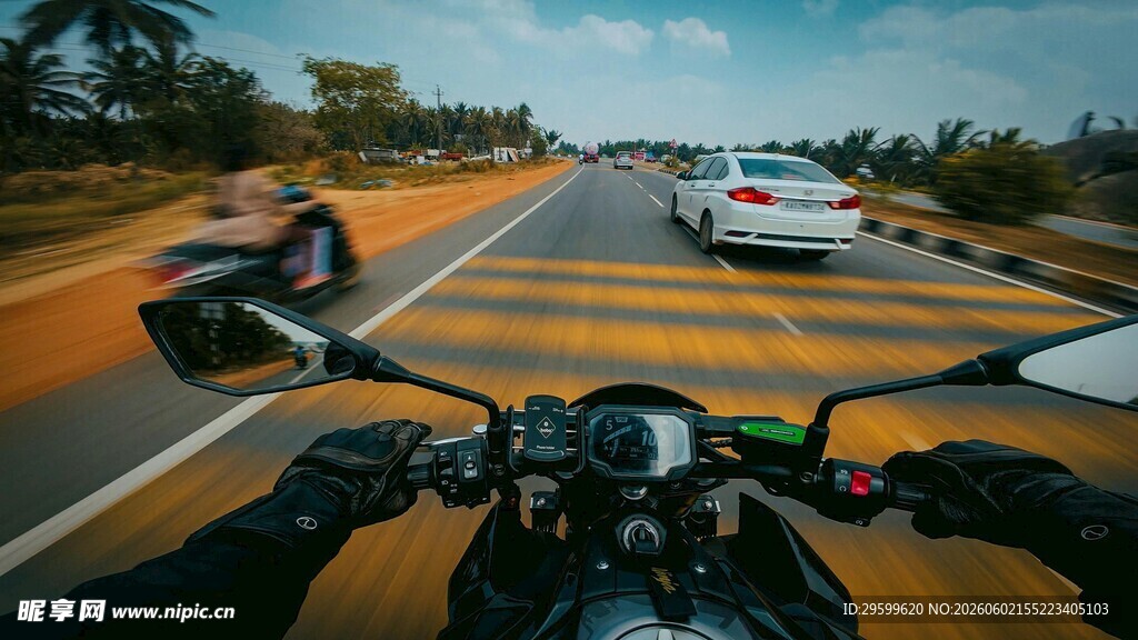 骑行视角下的公路与车辆