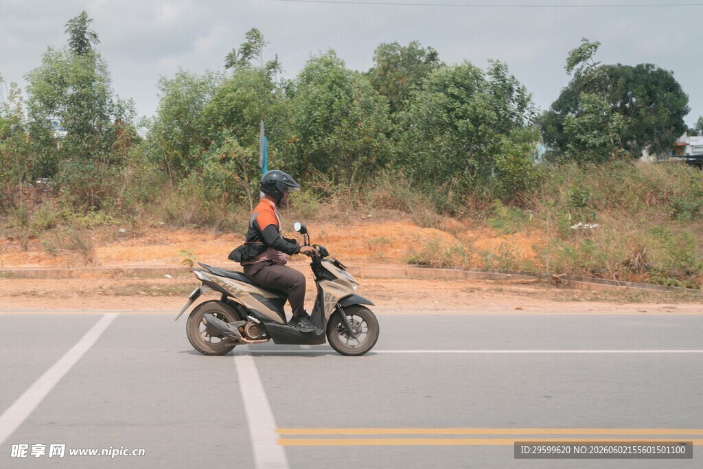 公路上的双人摩托车骑行