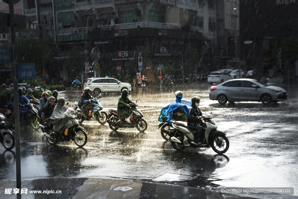 雨中骑行者