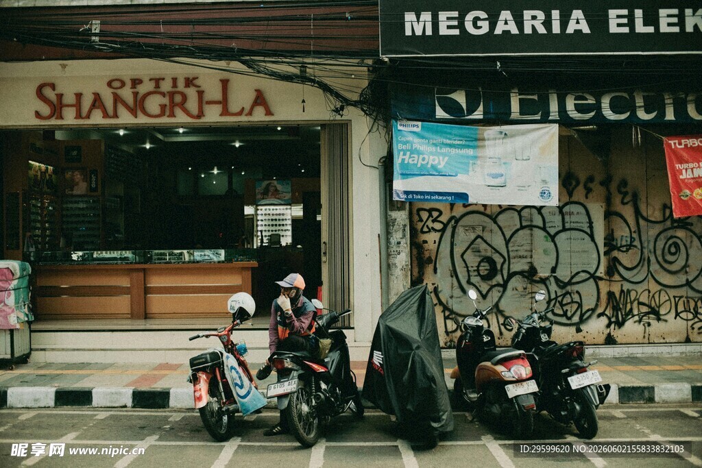 街边停放的摩托车与店铺