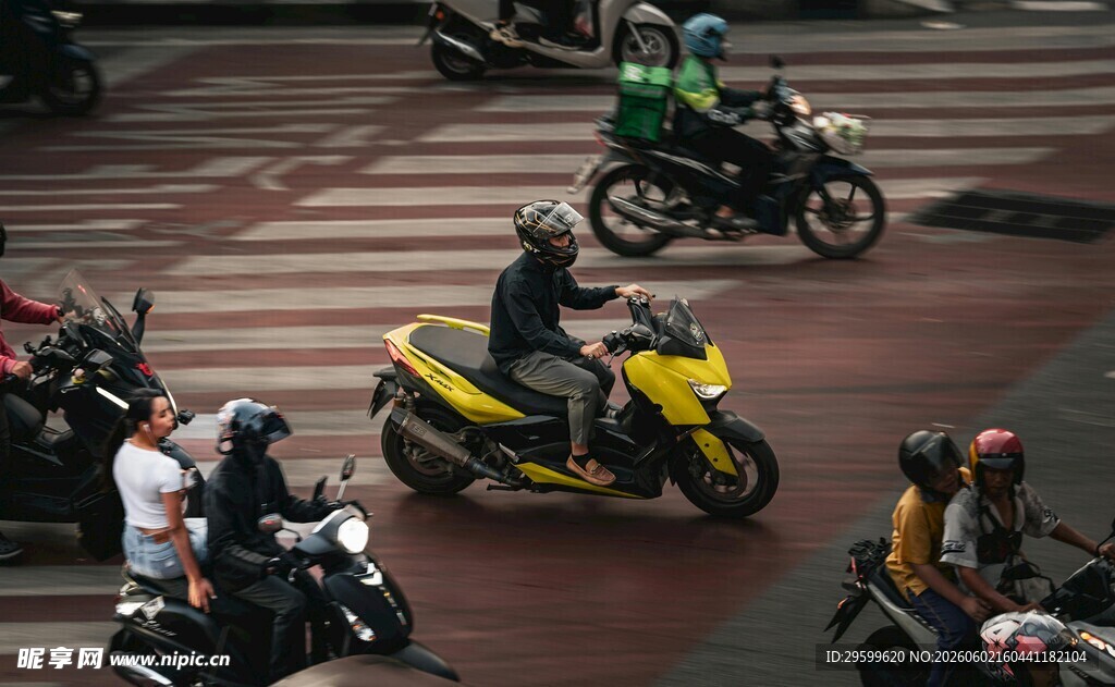 街头摩托车骑行场景