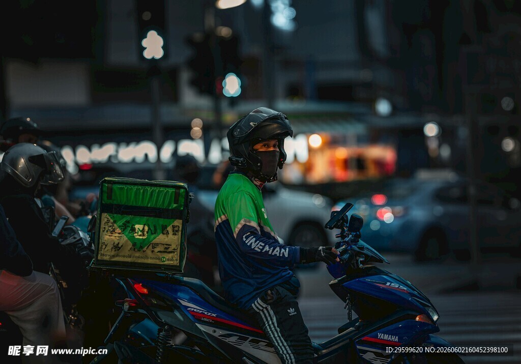 夜晚街头的外卖骑手