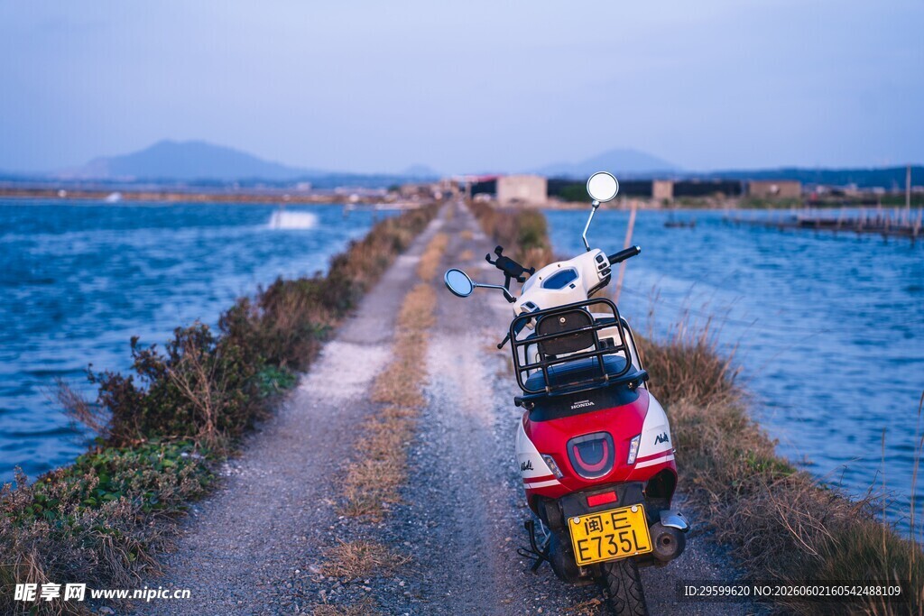 公路上的摩托车与美丽海景