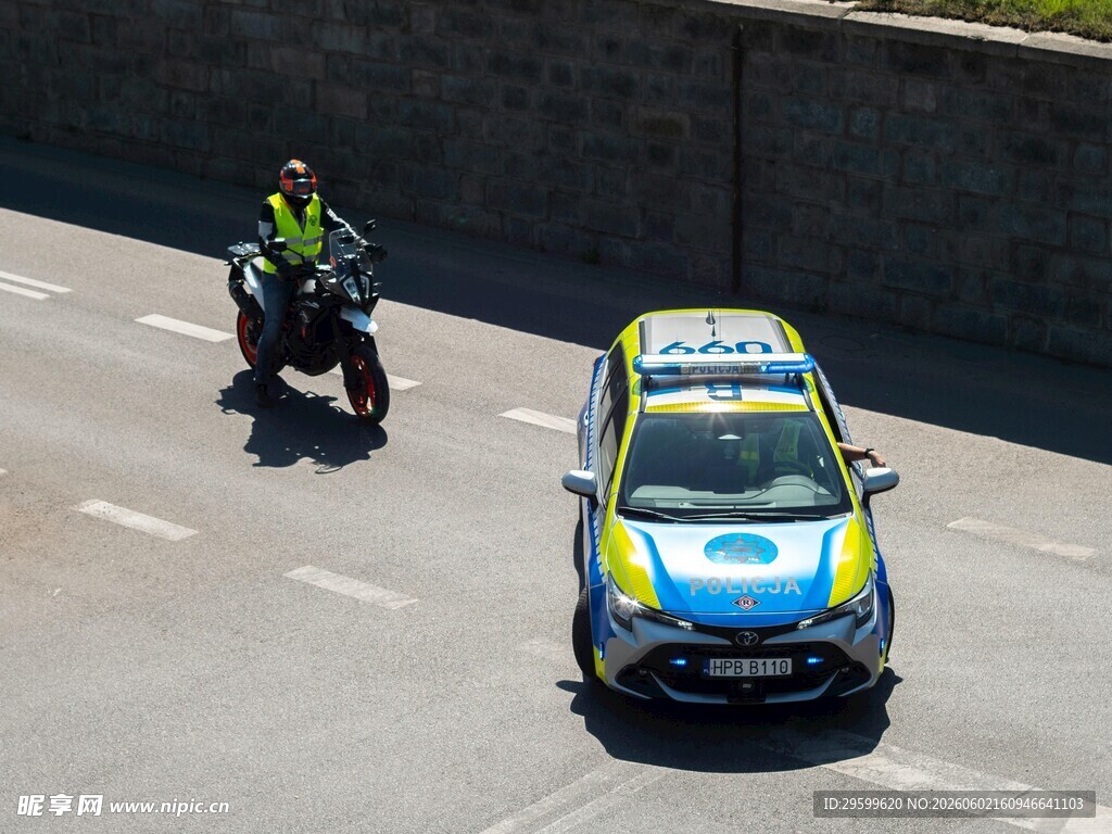 公路上的警车与摩托车