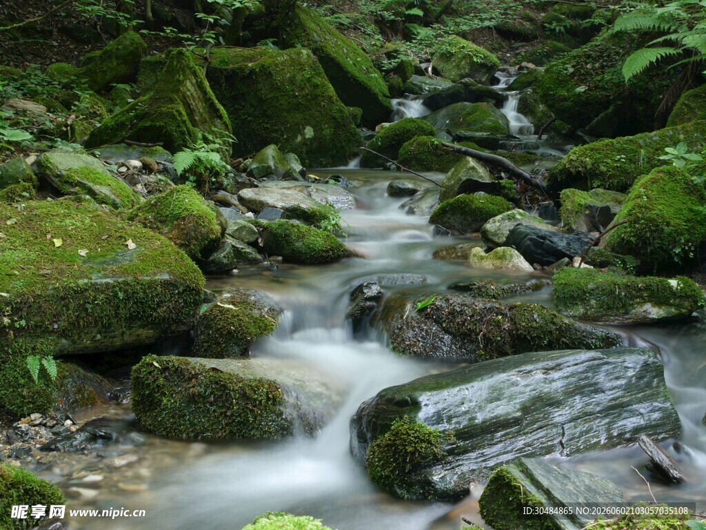 山间溪流