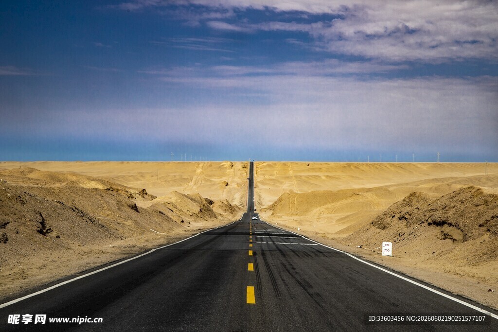 荒漠中的延伸公路