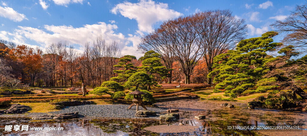 秋日湖畔美景