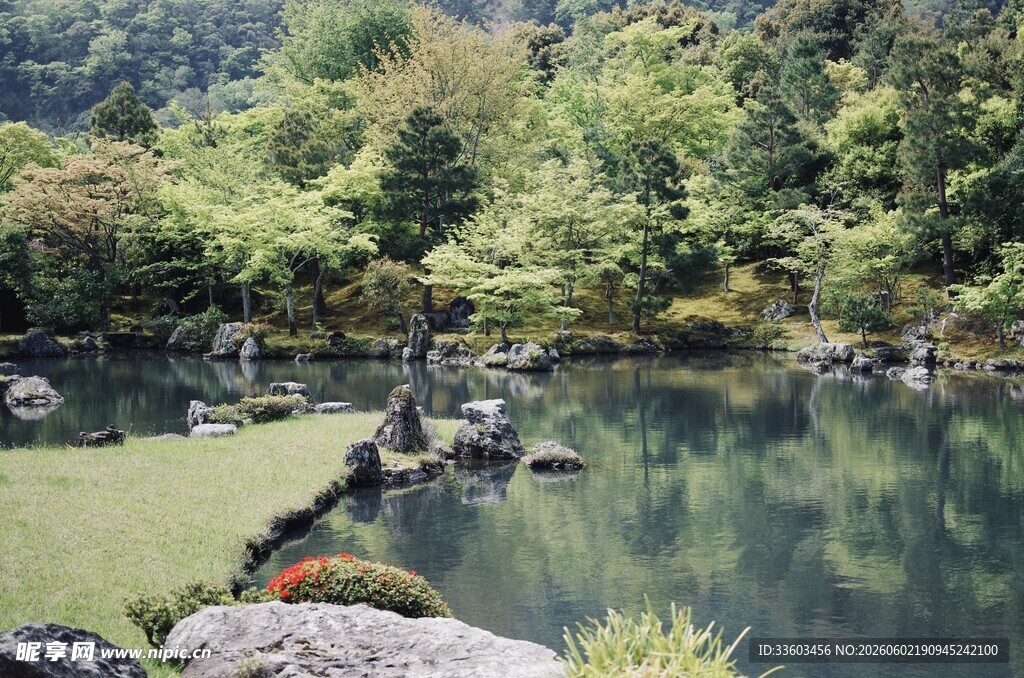 山间静谧湖水与岸边景致