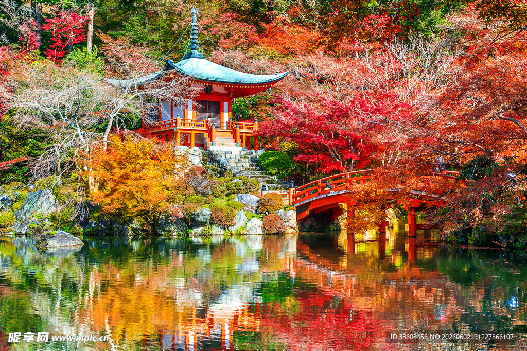 秋日湖畔的日式亭台美景