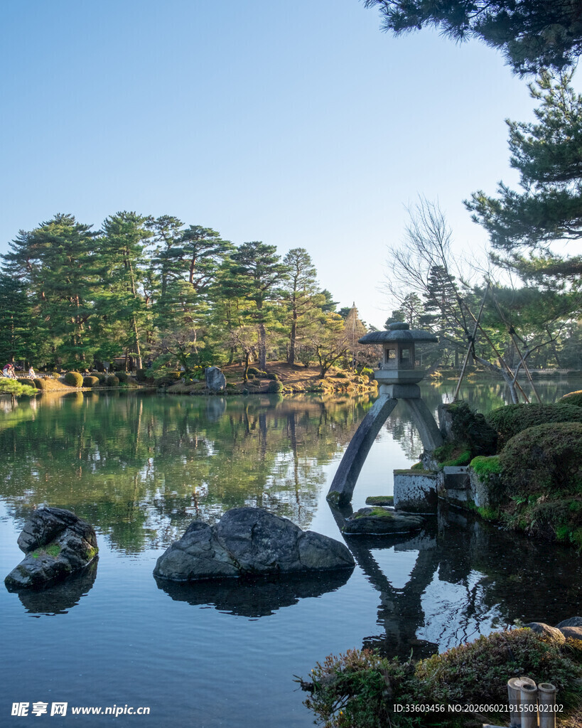 宁静湖畔景致