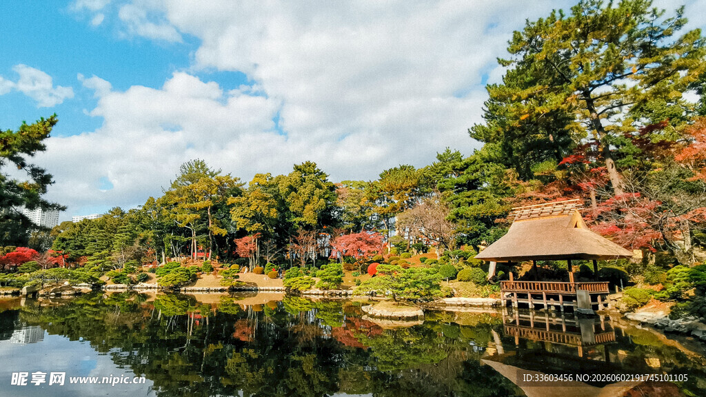 日式园林湖畔小屋美景