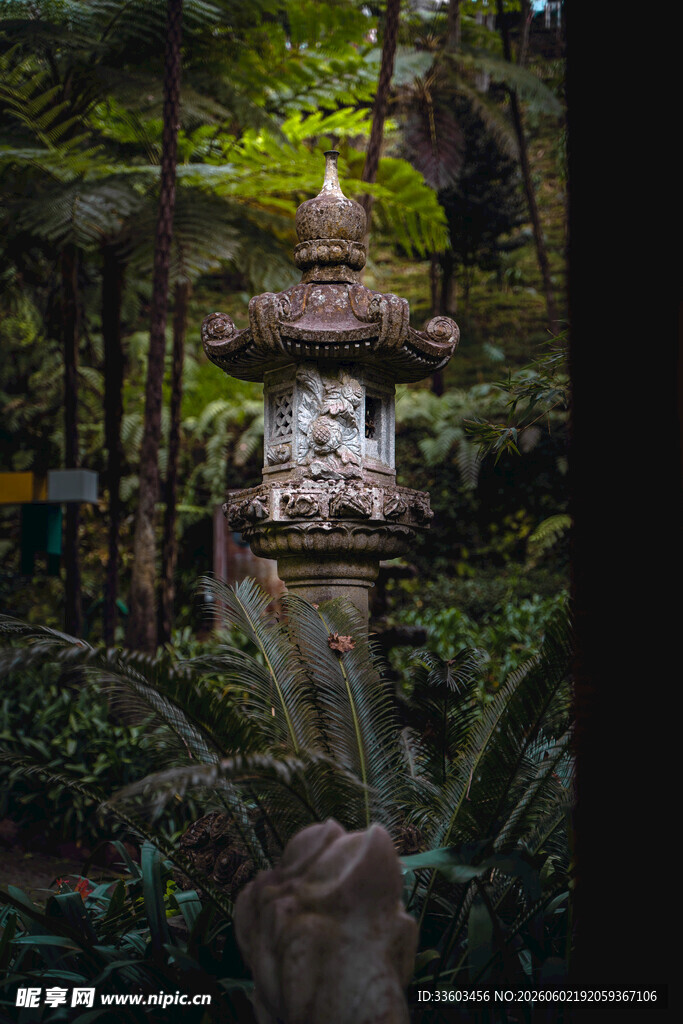 林中古雅石塔绿植环绕