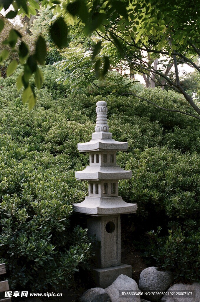 日式石灯笼隐于绿植间