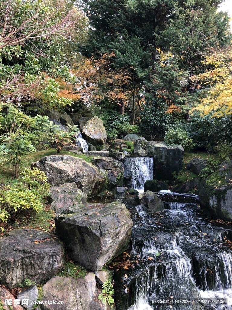山间潺潺溪流景观