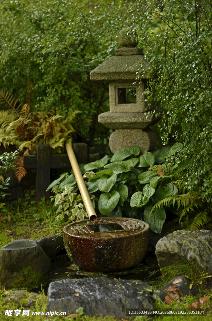 日式庭院石灯笼与绿植景观