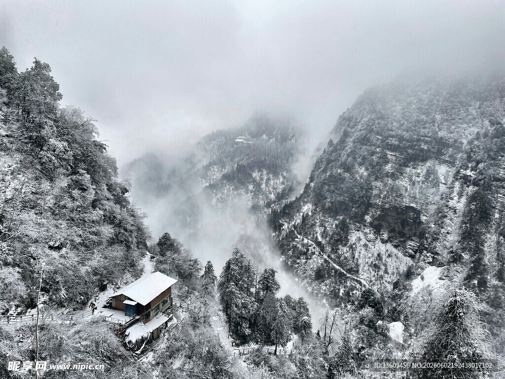 雪覆山峦间的静谧小屋