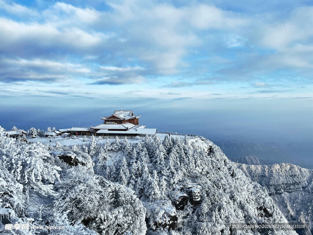 雪覆山峦上的亭阁美景