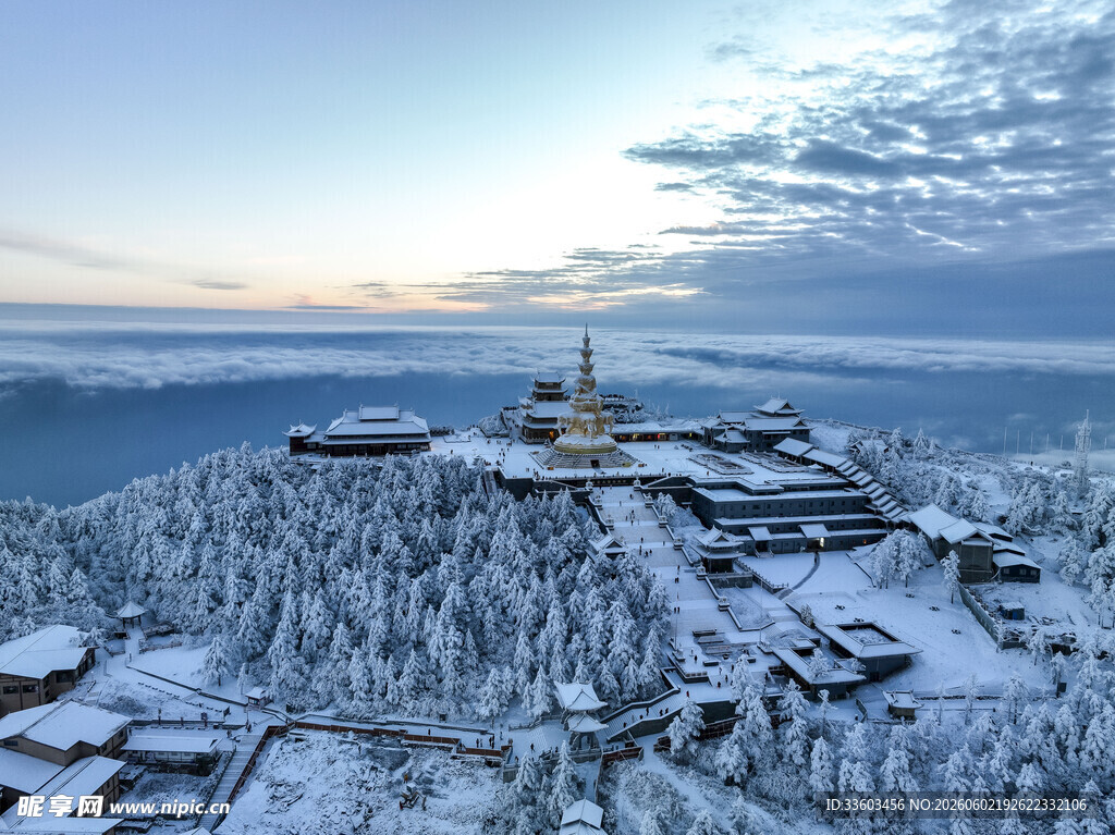 雪覆山顶建筑景观