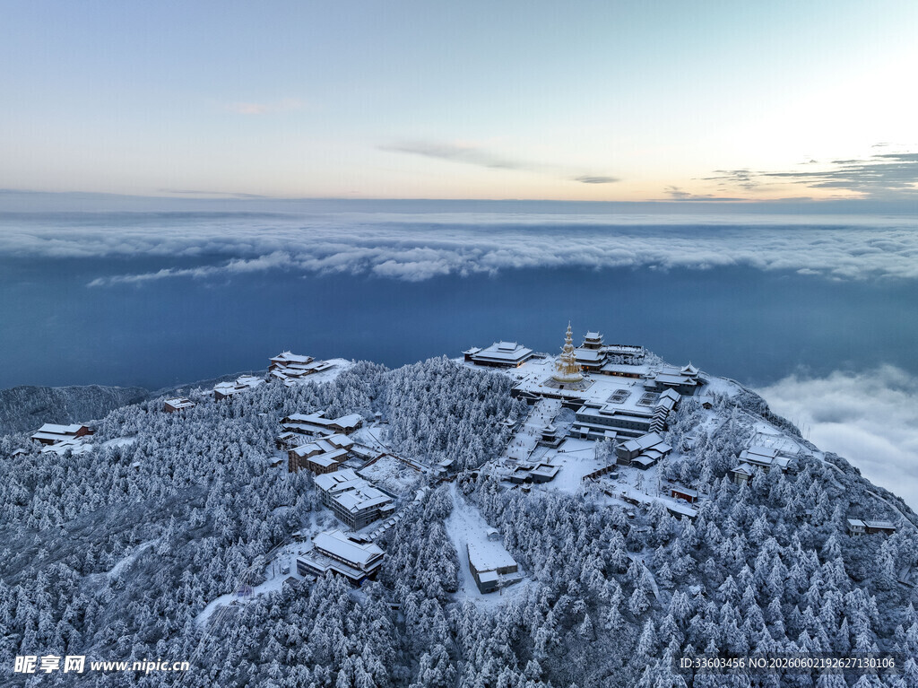 雪覆山峦的壮丽空中景致
