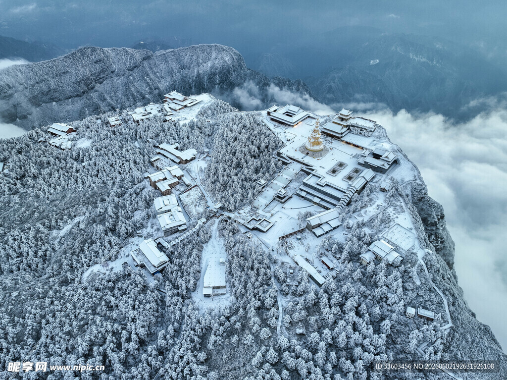 雪覆山峦中的壮美建筑
