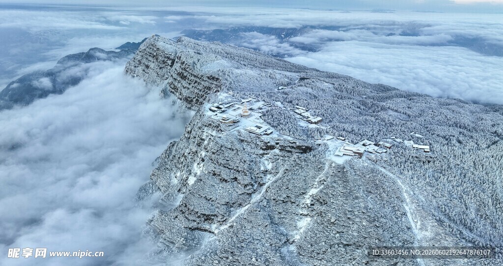 雪山云海壮丽空中景观