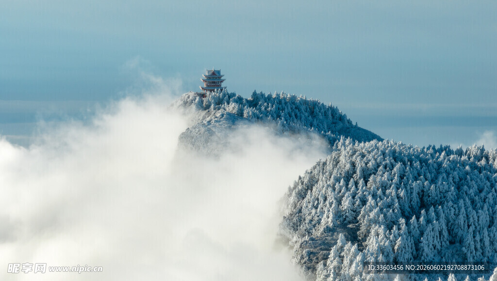 雪覆山峦间的云海奇景
