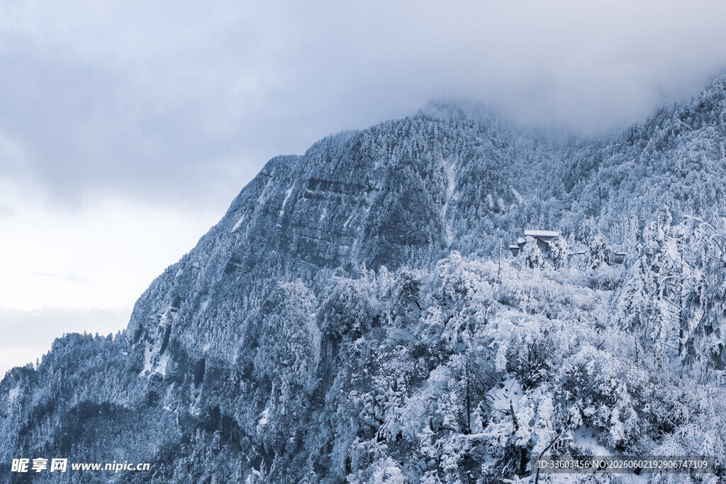 雪覆山峦云雾缭绕之景
