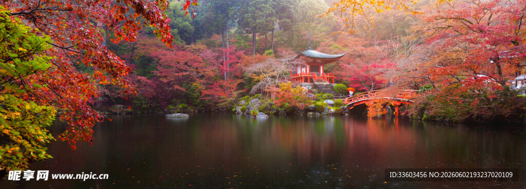 秋日湖畔的古韵景致