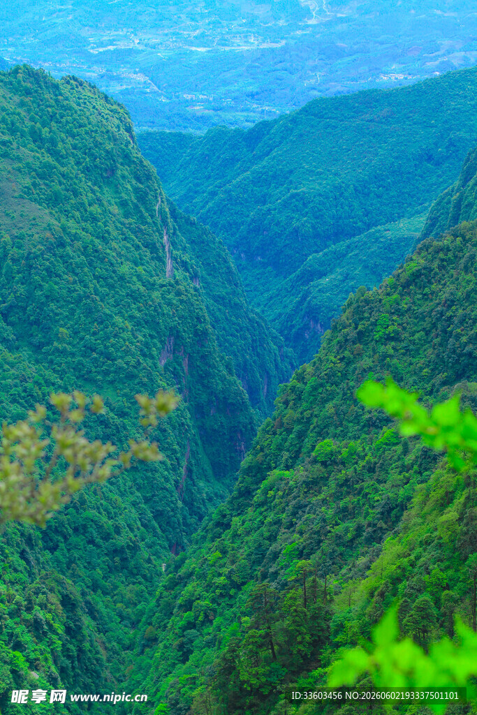壮丽青山间的斑斓景致