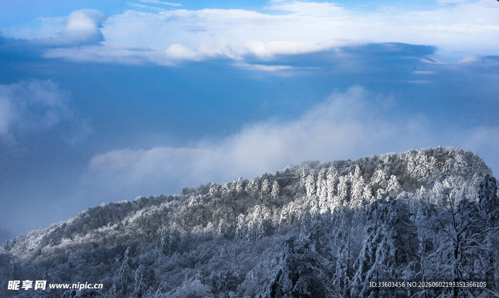 雪覆山峦蓝天相伴