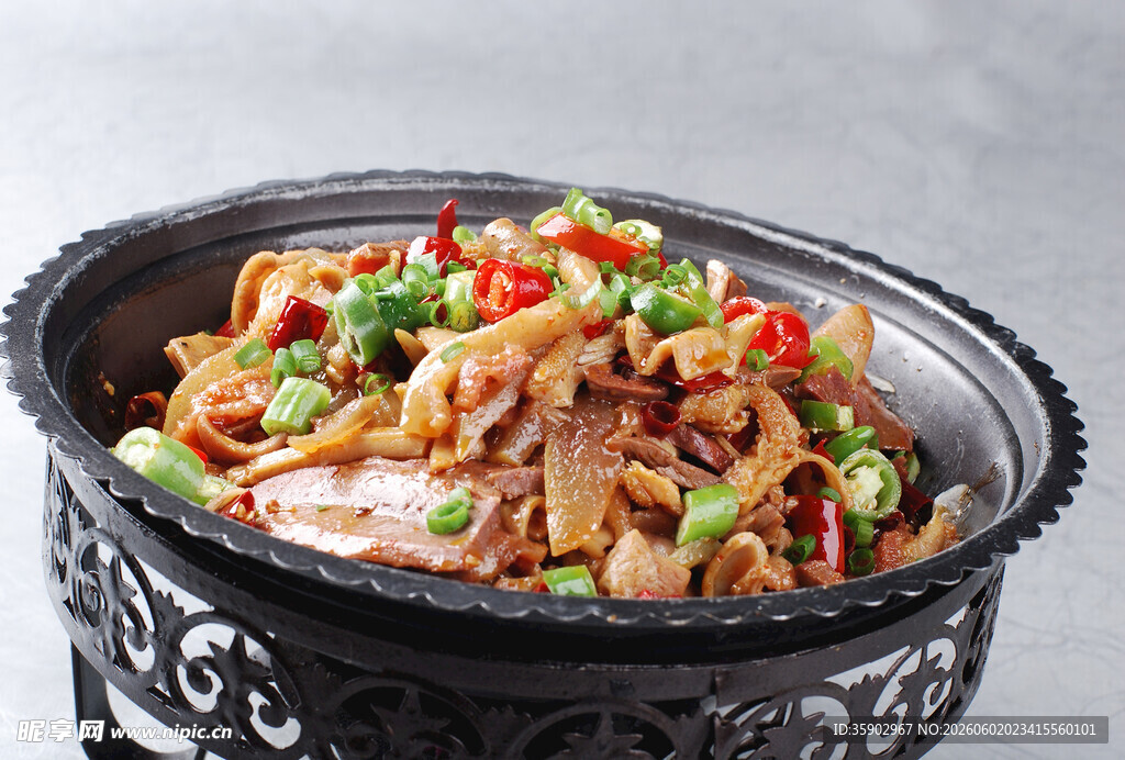 香辣干锅食材丰富诱人