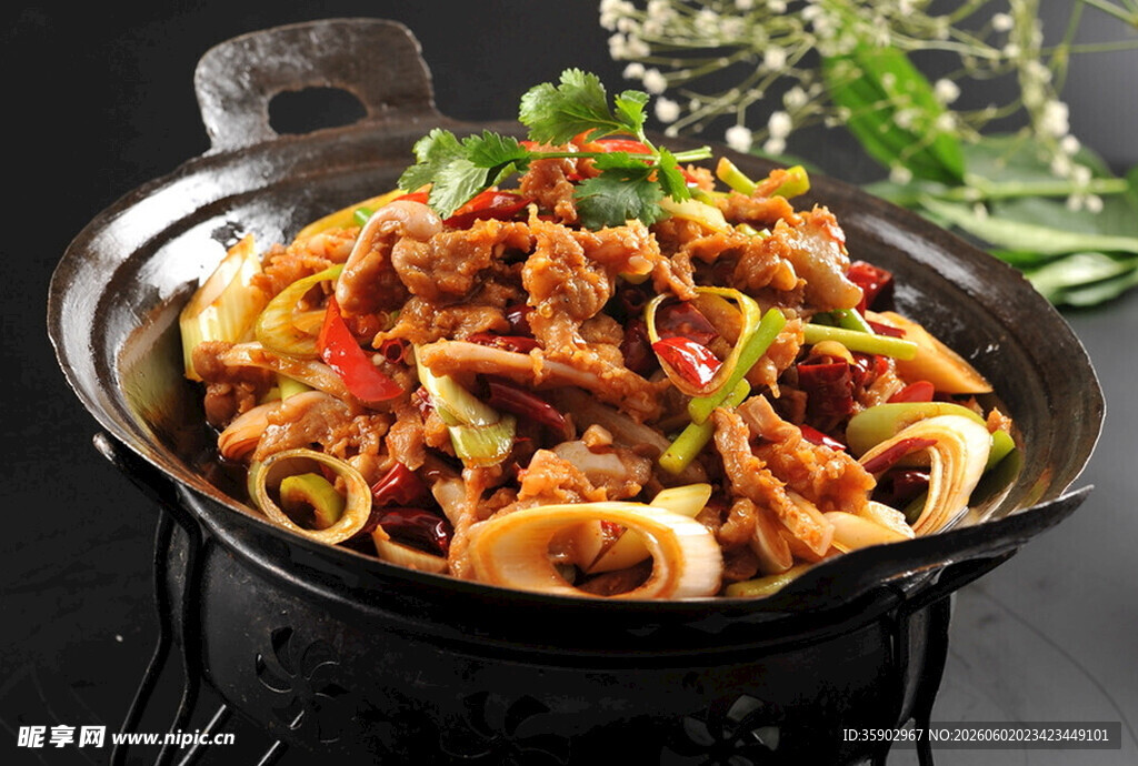 美味干锅牛肉摄影图片