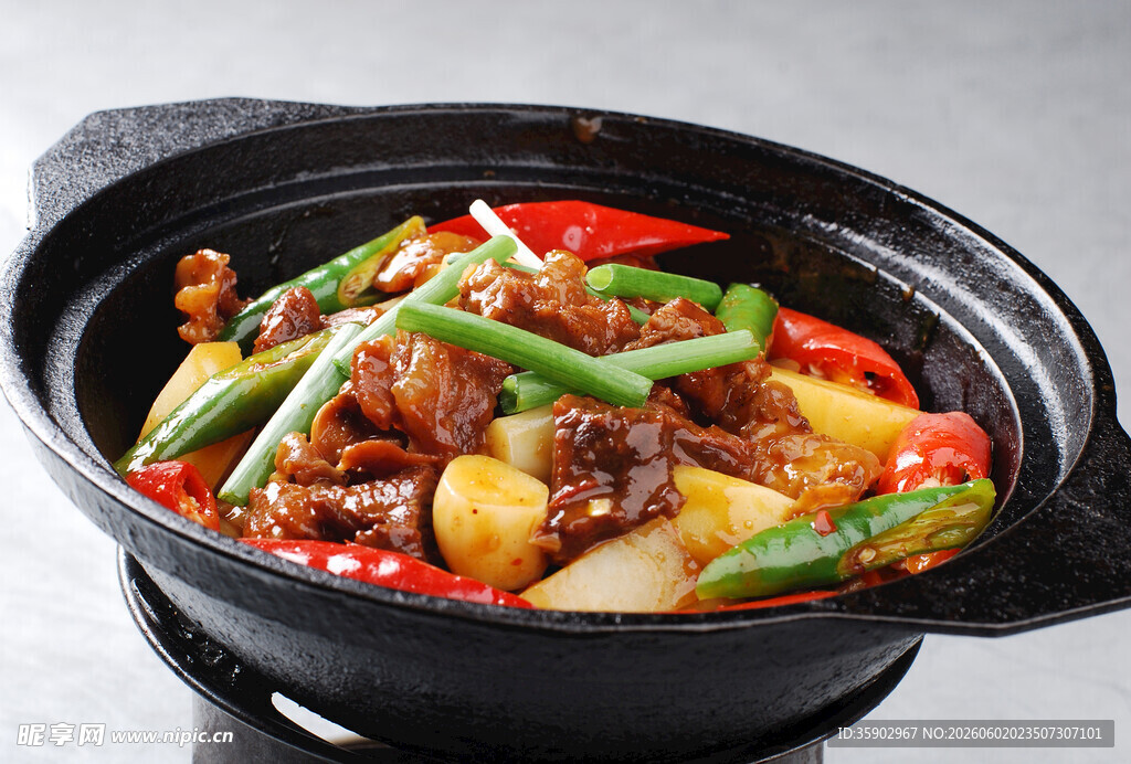 砂锅美味牛肉蔬菜煲