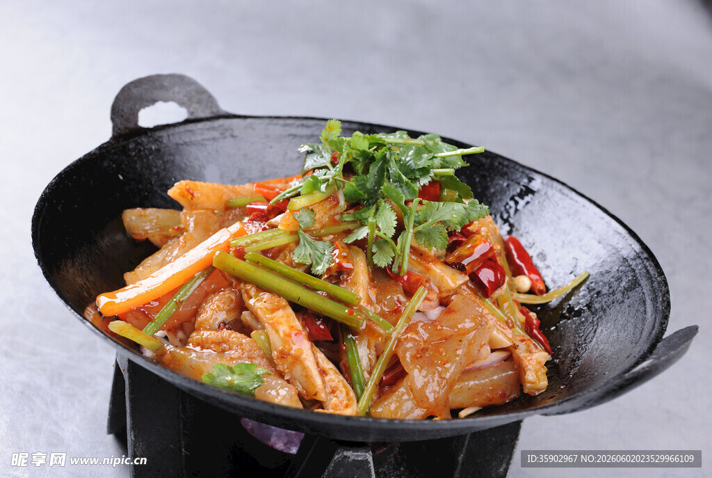 美味干锅食材丰富诱人